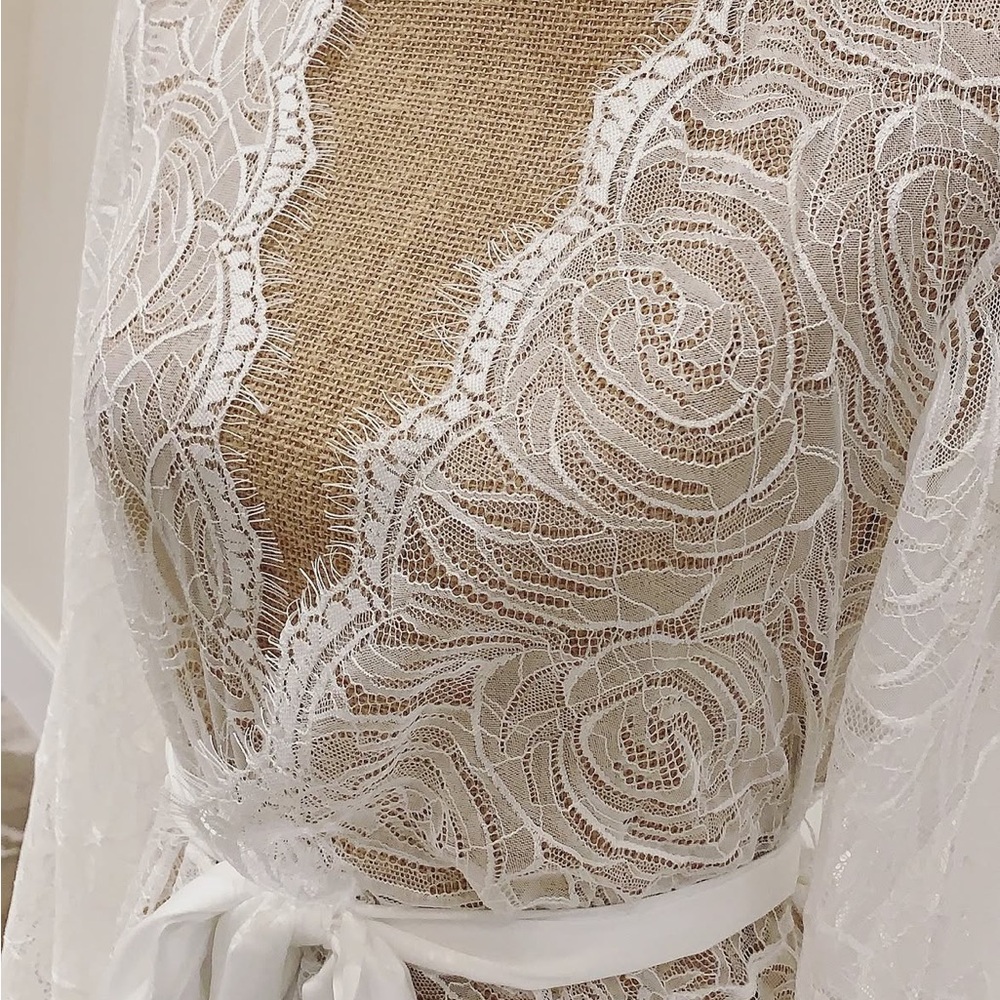 Elegant White Lace Robe